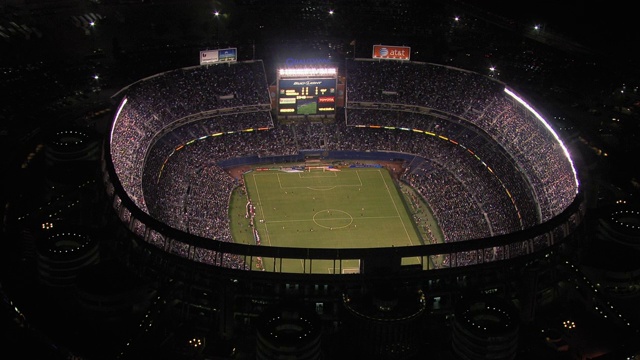 美国加州圣地亚哥高通体育场夜间鸟瞰图视频素材
