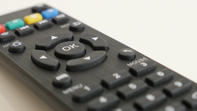 现代DVB-TV红外遥控器上的白色背景4K视频下载