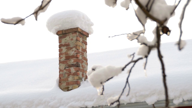 白雪覆盖的烟囱视频素材