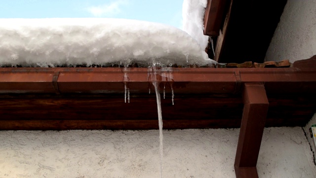 屋顶被雪和冰柱覆盖视频素材