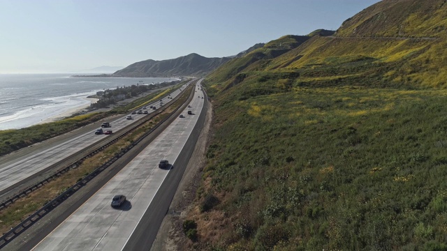 风景优美的文图拉公路101沿着太平洋海岸附近的埃玛伍德州立海滩和Solimar，美国加利福尼亚州。无人机视频和下降的摄像头运动。视频下载