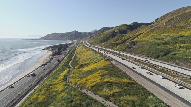 风景优美的文图拉公路101沿着太平洋海岸附近的埃玛伍德州立海滩和Solimar，美国加利福尼亚州。无人机视频与全景摄像机运动。视频下载