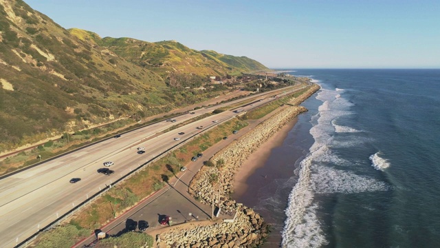 风景优美的文图拉公路101沿着太平洋海岸附近的埃玛伍德州立海滩和Solimar，美国加利福尼亚州。无人机视频与全景向前摄像机运动。视频下载
