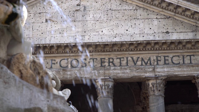这是意大利罗马万神殿喷泉雕像的一部分。视频下载