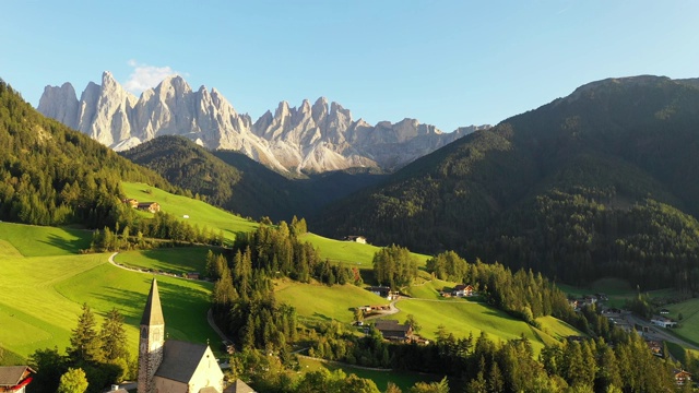 圣玛达莱娜(Magdalena)村庄，背景是雄伟的Gruppo delle Odle山脉，Val di Funes山谷，特伦蒂诺上阿迪杰地区，意大利，欧洲。意大利白云石的日落。视频下载