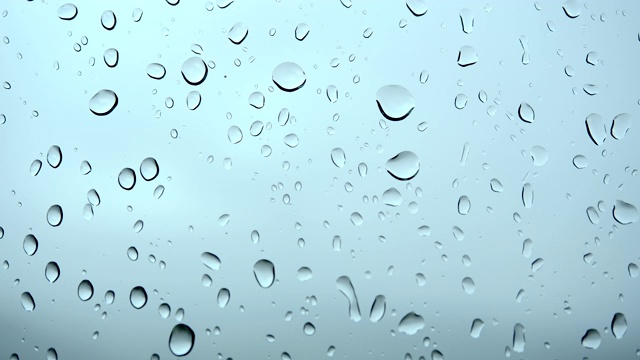 雨滴落在窗户玻璃上视频素材