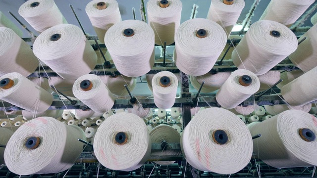 在纺织厂的架子上有一个纤维旋转的大线索。视频下载