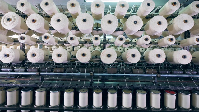 现代纺织厂的机器使用白色纤维的线轴。视频下载