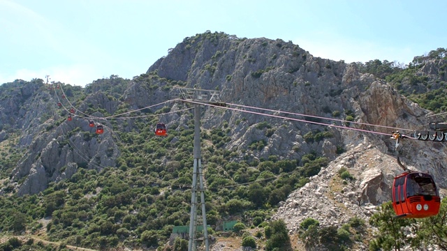 以山为背景的带有红色拖车的缆车。安塔利亚土耳其。视频素材
