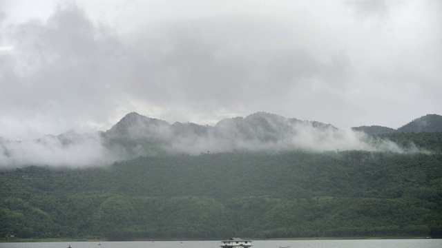 国家公园的山与雾在雨季的风景视频素材