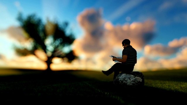 一个人在绿色草地上看报纸，享受一段时间的日出，缩小视频素材