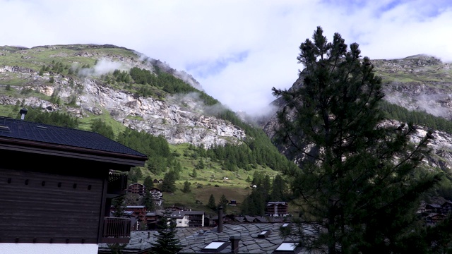 日出时瑞士阿尔卑斯山上空的云朵视频素材