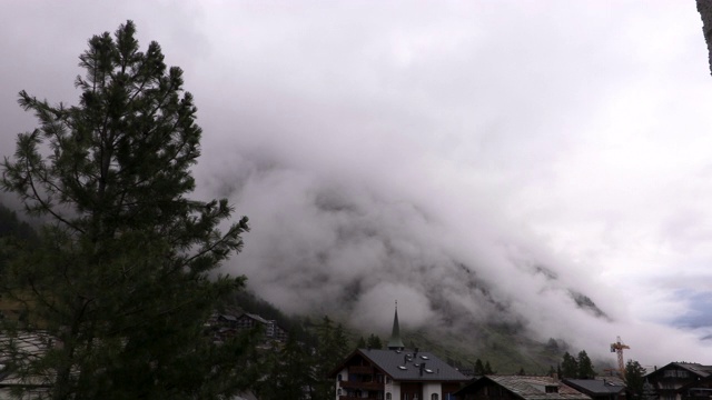 日出时瑞士阿尔卑斯山上空的云朵视频素材