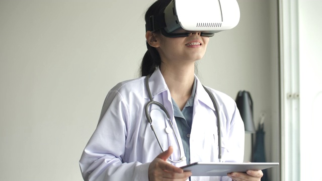 亚洲医生使用VR眼镜，虚拟现实头戴式医疗保健视频下载