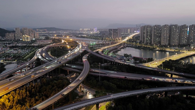夜景高架桥立交在一个现代化的城市视频下载