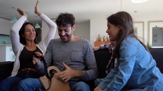 美丽的家庭为父亲节送上一份激动人心的礼物视频素材
