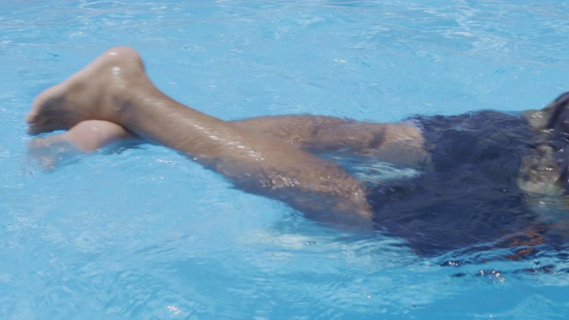 高级冲浪者浮在游泳池的冲浪板上视频素材