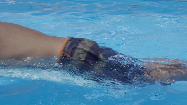 高级冲浪者的特写是漂浮在游泳池的冲浪板上视频素材