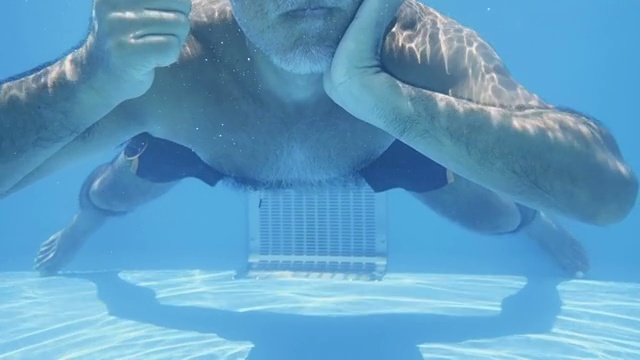 成熟的男人在游泳池里游泳视频素材