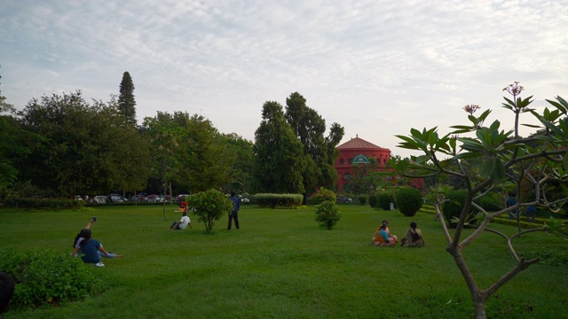 晚上班加罗尔城市公园著名的图书馆花园运动花园景色全景4k印度视频素材