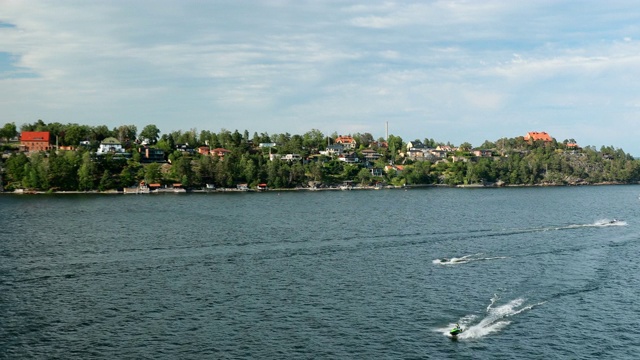 Lidingo,瑞典。阳光明媚的夏日，观光游船在港口附近漂浮视频素材
