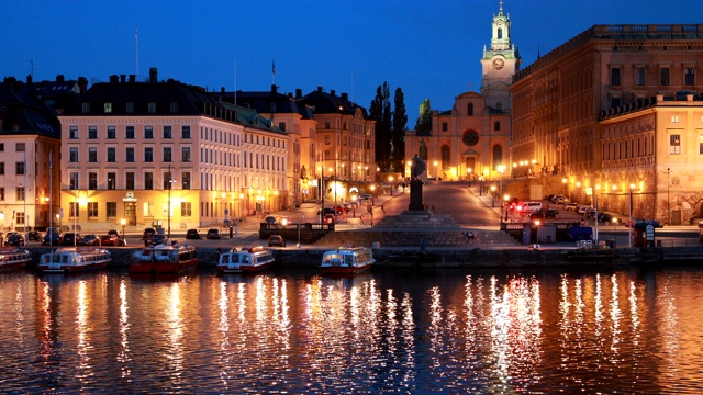 斯德哥尔摩,瑞典。在夏季斯德哥尔摩老城堤的风景夜景。格拉斯坦在夏天的晚上。著名的旅游景点和联合国教科文组织世界遗产视频下载