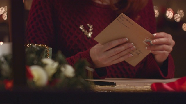 美丽的女孩给圣诞老人写信。视频素材