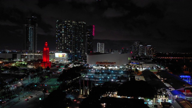 美丽的航拍视频迈阿密市中心的夜晚与美丽的城市灯光视频下载