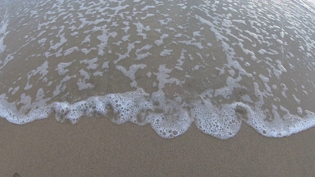 帮助写在沙滩上的沙子，当水滚过它褪色视频下载