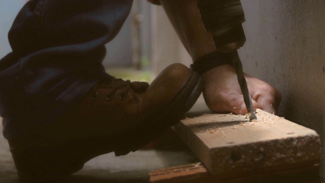 SLO MO木匠，用于电钻在木片上视频下载