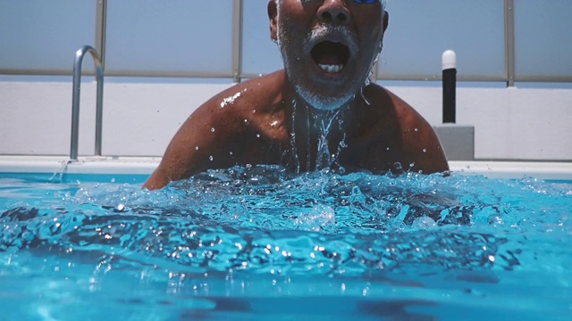 57岁男子跳出水面视频素材