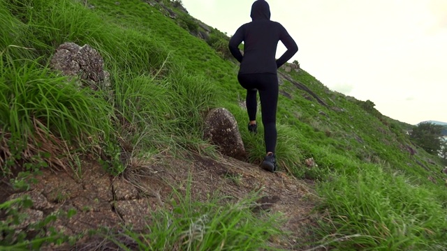 年轻的女性跑步者在林克拉提跑上坡视频素材