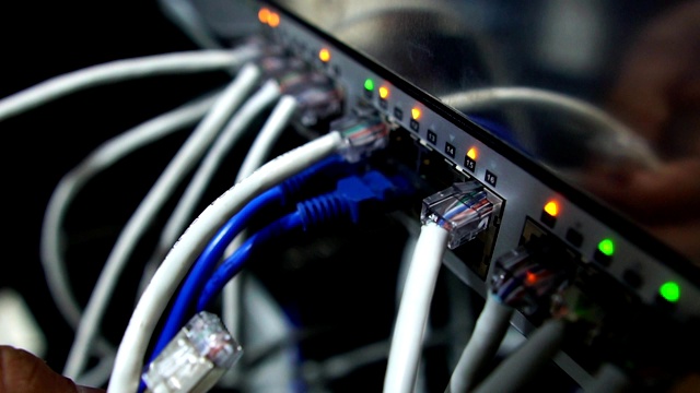 计算机工程师正在修理一个网络集线器交换机视频素材