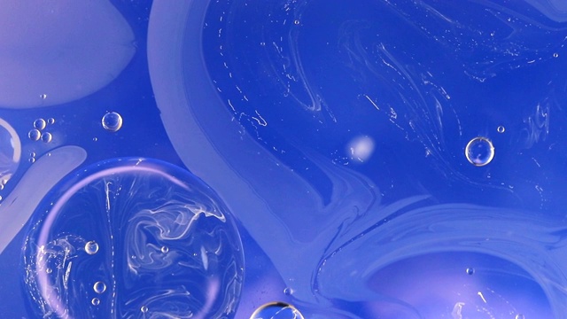水上的油抽象背景蓝色视频下载
