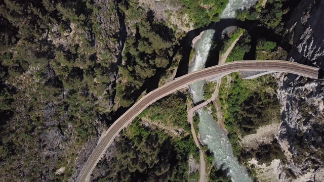 著名的Landwasser高架桥(Landwasserviadukt)空中全景图，格劳宾登，瑞士。视频素材