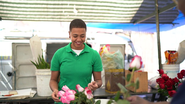 年轻的花商卖玫瑰给客户视频下载