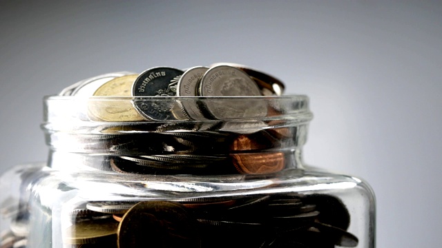 存钱投资概念泰国硬币在一个玻璃罐里视频素材