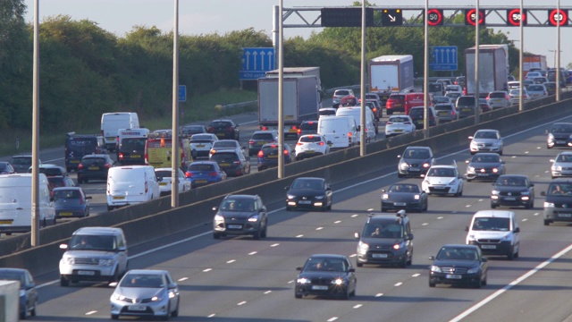 英国赫特福德郡M1高速公路交通繁忙。视频下载