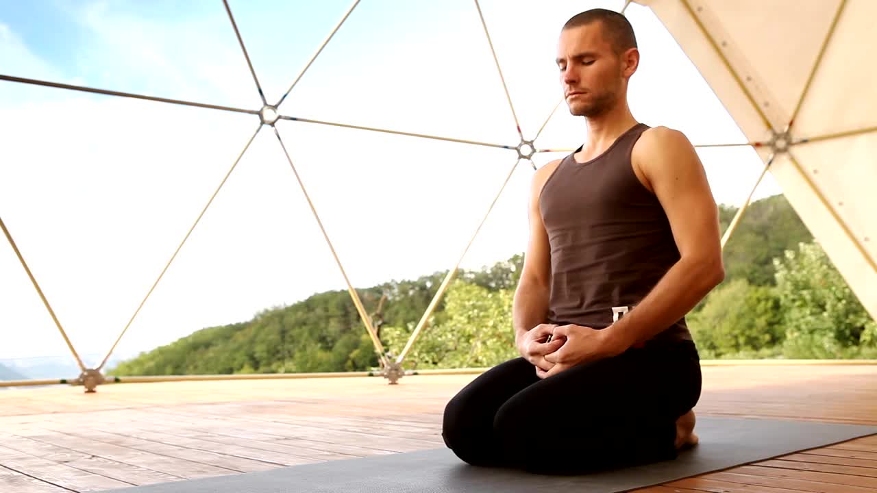 瑜伽男坐着的姿势是seisa视频素材