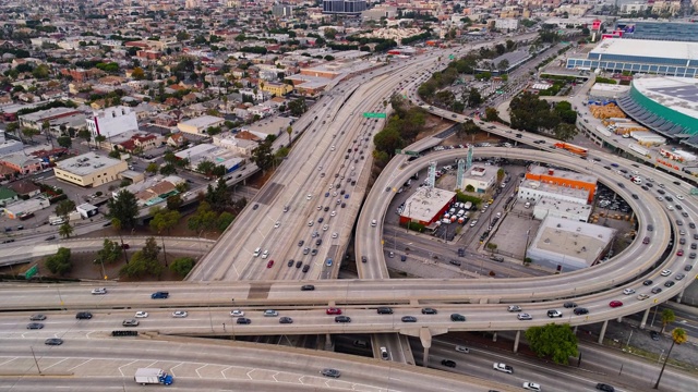 洛杉矶高速公路上交通繁忙视频素材