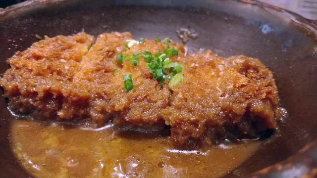 热咖喱汤上的炸猪排视频素材