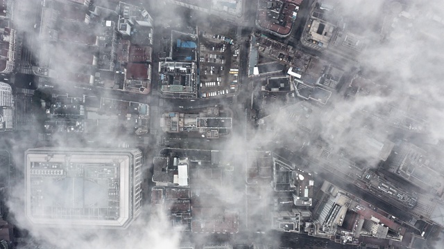 4k:雾中的上海金融区视频素材
