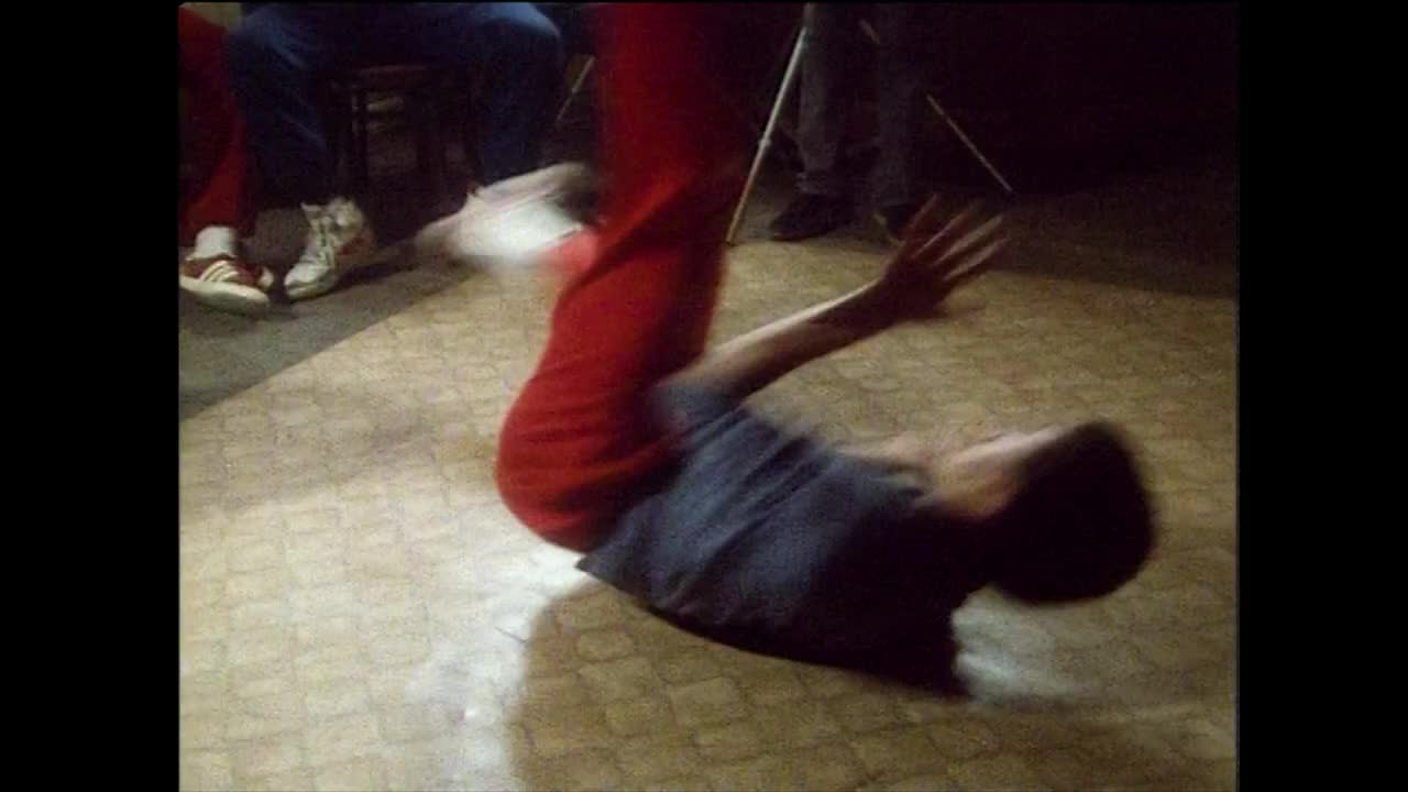 十几岁的男孩在油毡地板上跳霹雳舞;1984视频下载