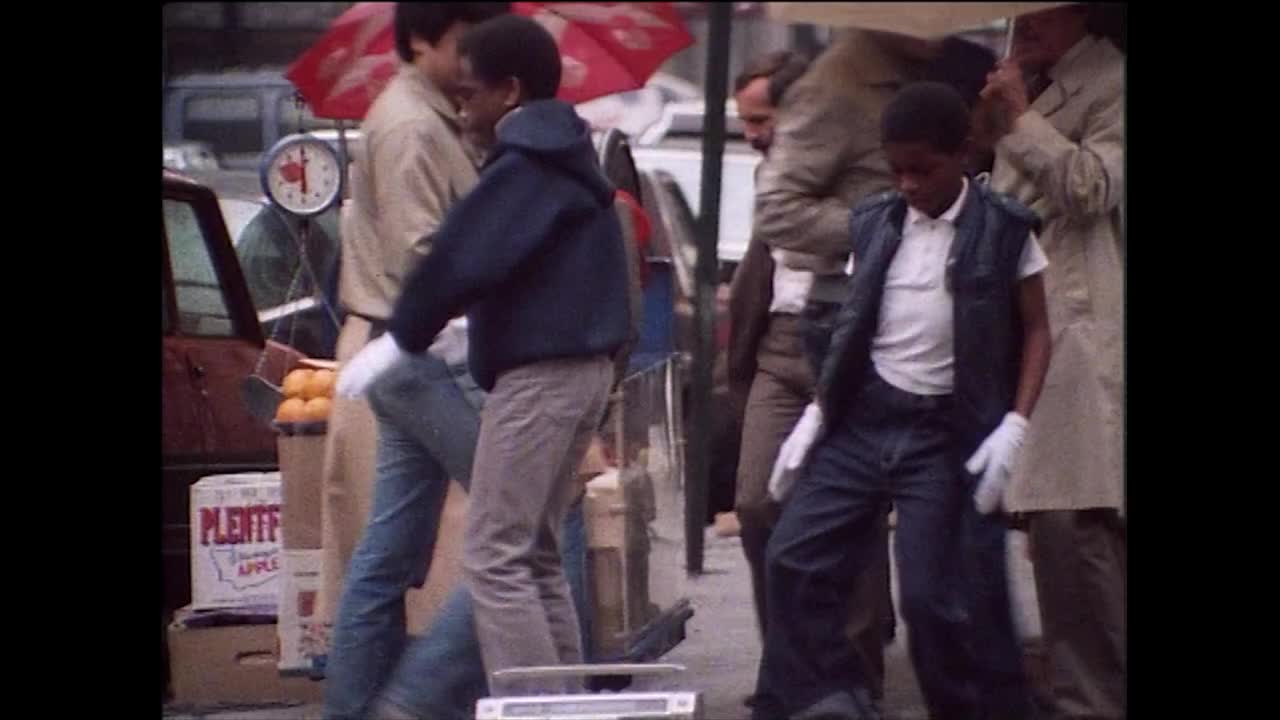 两个小男孩在纽约的大街上进行身体攻击;1984视频下载