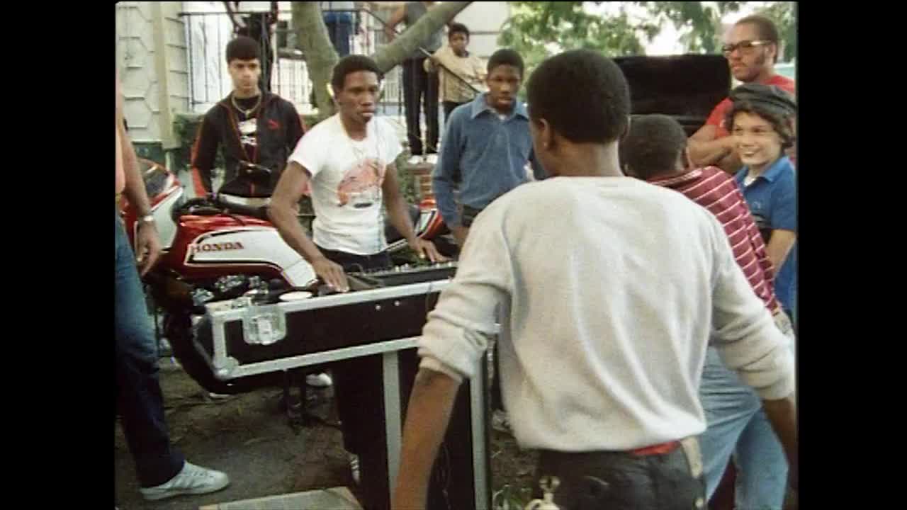 男孩们在前院聚会上跳舞和身体流行音乐;纽约,1984年视频下载