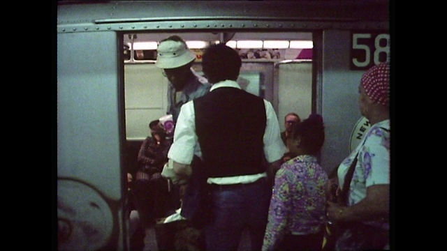 在纽约，乘客们在等地铁;1976视频下载