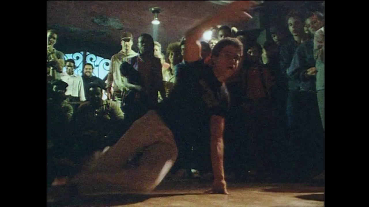 在舞池里跳霹雳舞的人;纽约,1984年视频下载