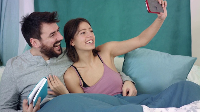 一对快乐的年轻夫妇在自拍时做鬼脸视频素材