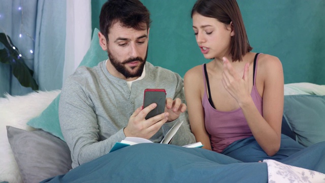情侣们在智能手机上选择他们最喜欢的自拍视频素材
