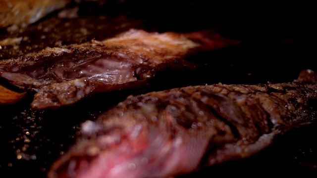 海鱼片部份用橄榄油及沙司煎制视频下载
